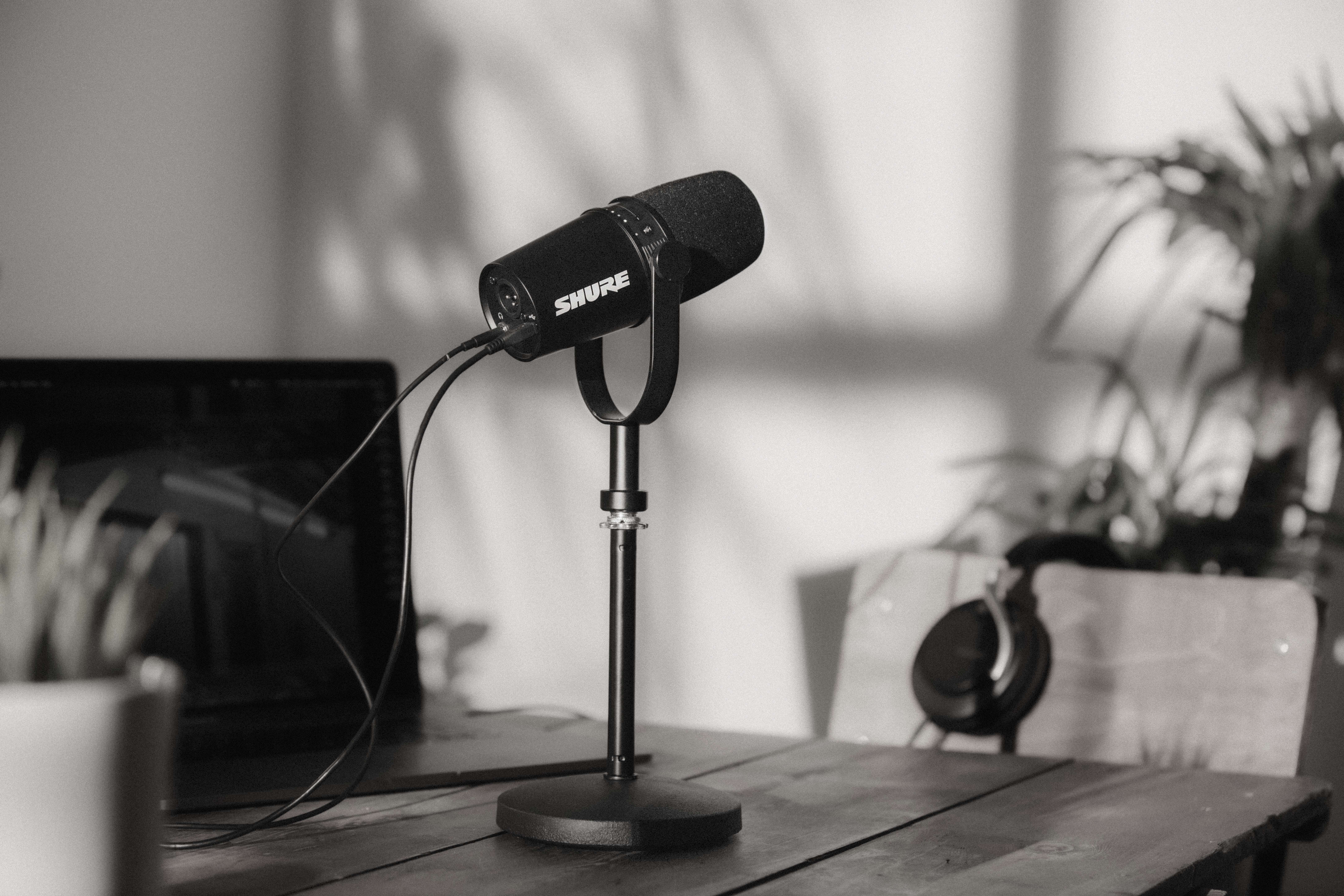 Shure MV7-K Podcast Microphone with both USB and XLR (Black) Shure MV7-K Podcast Microphone with both USB and XLR (Black)